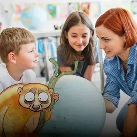 Das Bild zeigt eine Frau, umringt von Kindern über einem Globus - im Comic Stil hinzugefügt - ein Lori und eine Pflanze.