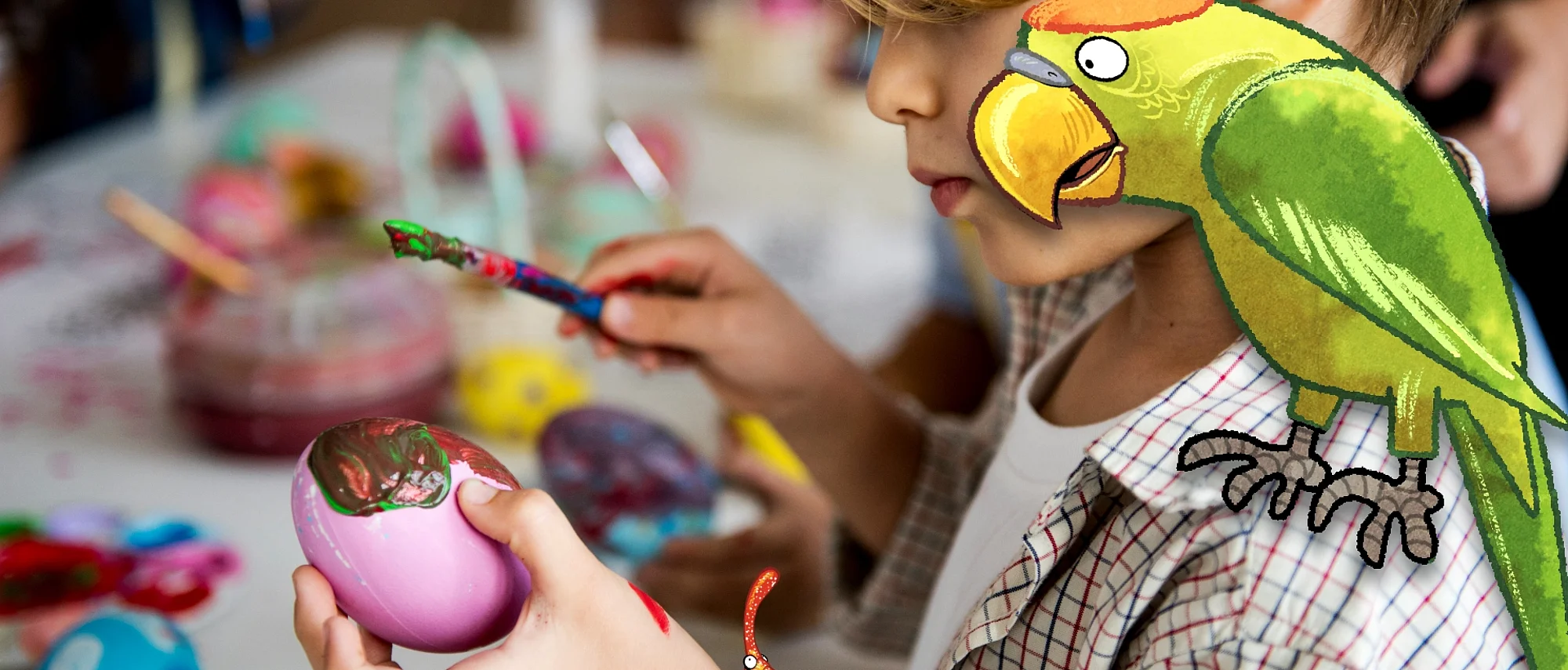 Ein Kind bemalt Ostereier mit einem Pinsel - im Comic Stil hinzugefügt - ein Papagei auf seiner Schulter und ein Käfer auf seiner Hand.