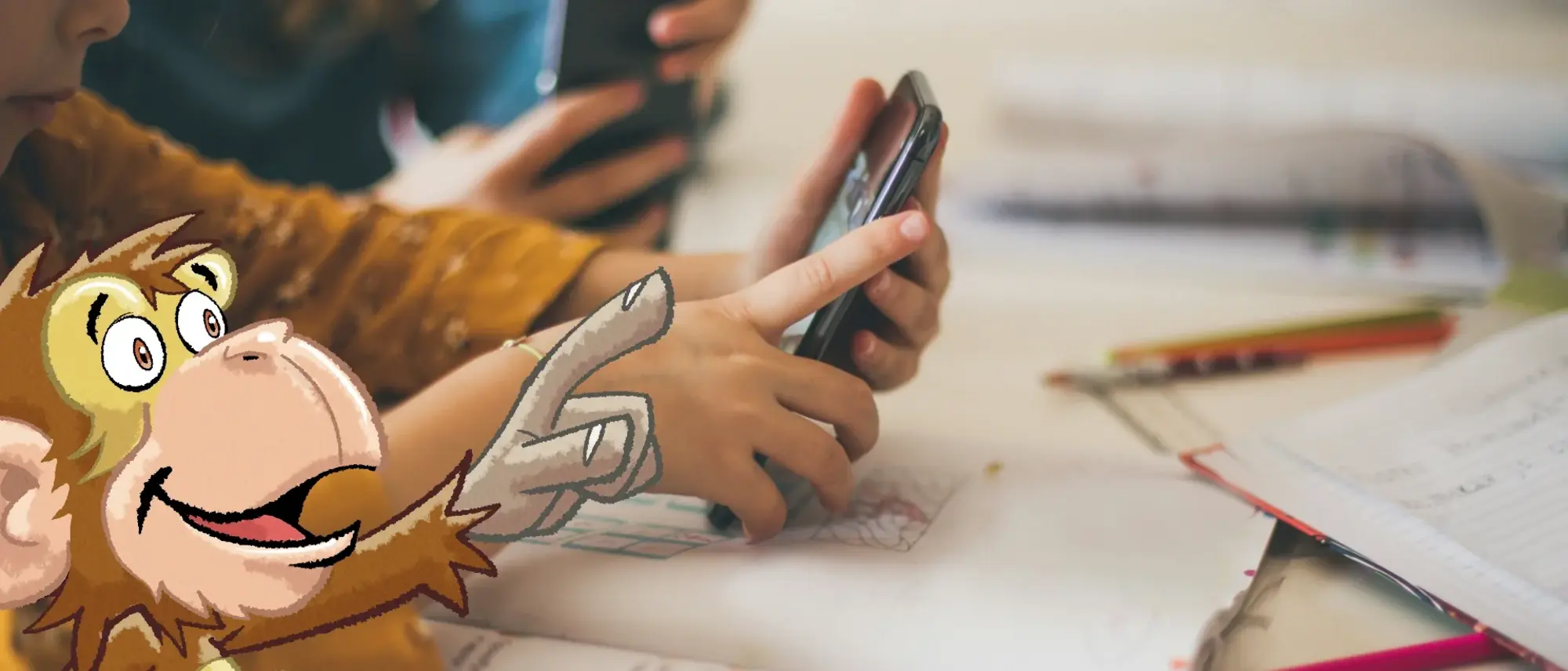 Das Bild zeigt ein Kind mit einem Mobiltelefon in der Hand - im Comic Stil hinzugefügt - ein Affe, der auf das Handy zeigt. 