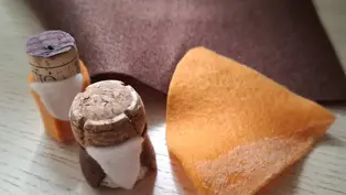 Korken als Wichtel mit Filz umklebt.