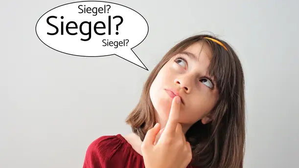 Das Bild zeigt ein Mädchen, um dessen Kopf Siegel und Zeichen für umweltfreundliche und faire Schokolade fliegen.