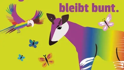 Ein gezeichnetes Okapi, Ara und Schmetterlinge in Regenbogenfarben von der Seite. Auf dem Sticker der Text: "Regenwaldschutz bleibt bunt."