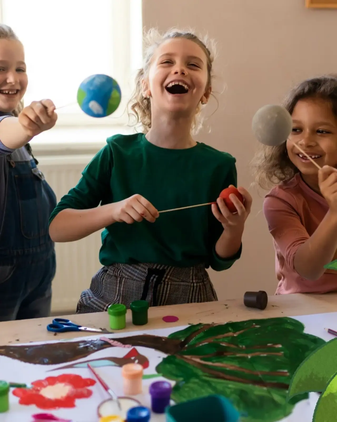 Das Bild zeigt 4 Kinder, die Plakate malen  - im Comic Stil hinzugefügt - eine grüne Pflanze mit einer Schnecke darauf unten rechts.