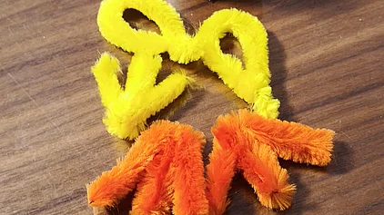 Aus Pfeifenputzern wurden Flügel, Füße und ein Haarschopf für das Küken geformt. 