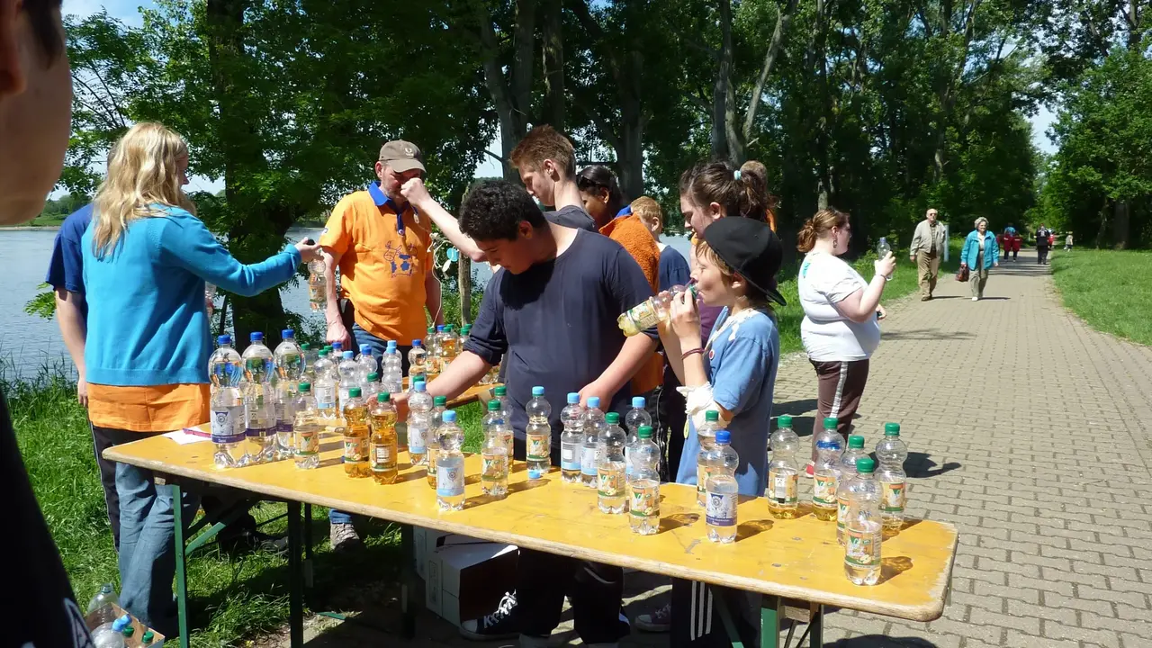 Ein Tisch auf dem Getränke für die Läufer*innen stehen.