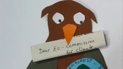 Gebastelte Stoffeule mit Brief im Schnabel. 