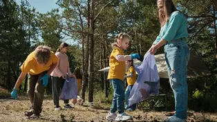 Müllsammelaktion ©Andrej Lisakov/unsplashplus Kinder, die Müll aus einem Waldstück in Säcke sammeln.