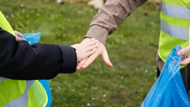 Sponsoren gewinnen ©Beytullah Citlik/unsplashplus Zwei Personen reichen sich die Hand.