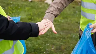 Sponsoren gewinnen ©Beytullah Citlik/unsplashplus Zwei Personen reichen sich die Hand.