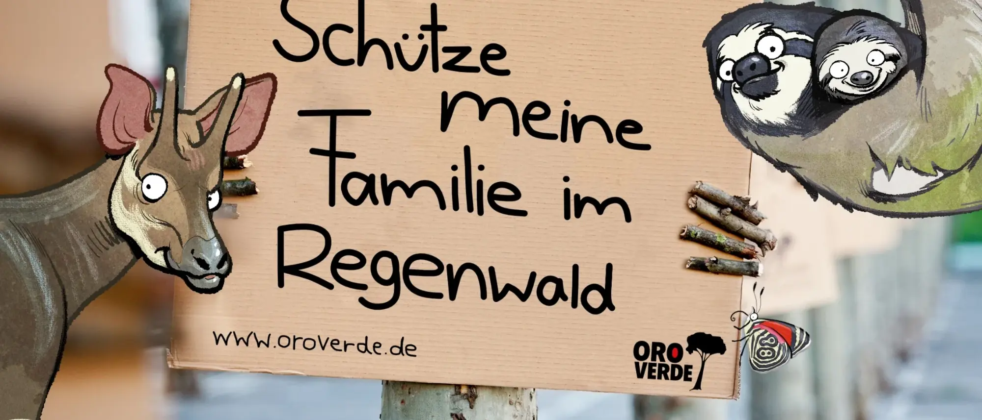 Kinder halten eine Schild mit der Aufschrift "Ich bin ein Klimaschützer" hoch - im Comic Stil hinzugefügt - ein Koboldmaki an der Schulter eines Kindes und ein großer Ameisenbär mit rausgestreckter Zunge. 